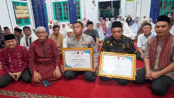 Walikota Padang Hendri Septa saat memberikan Penghargaan pada Saribulih dan Aipda Dian WR